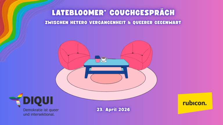 Grafik zur Veranstaltung „Latebloomer* Couchgespräch“ vor einem violett-rosa Farbverlauf. In der Bildmitte stehen sich zwei pinke Sessel gegenüber, dazwischen ein blauer Couchtisch mit einer Kaffeetasse und einer kleinen Pflanze auf einem runden Teppich. Darüber stehen der Titel „LATEBLOOMER* COUCHGESPRÄCH“ sowie der Untertitel „Zwischen hetero Vergangenheit & queerer Gegenwart“. Am linken Bildrand verläuft ein Regenbogenmotiv. Unten links befindet sich das Projektlogo „DIQUI – Demokratie ist queer und intersektional“, unten rechts das Logo von rubicon. In der Mitte unten ist das Datum „23. April 2026“ angegeben.